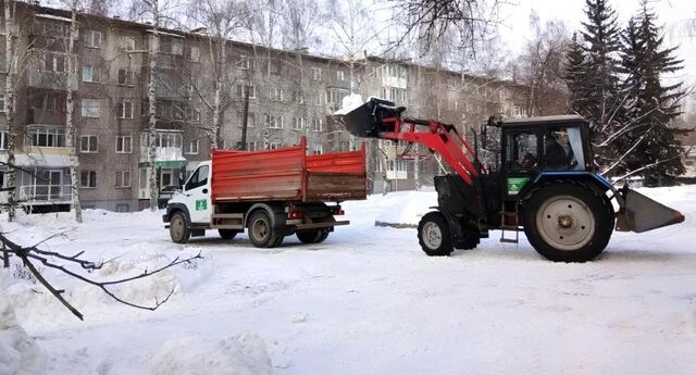 В Барнауле продолжают очищать от снега парки, площади и бульвары - Вечерний Барнаул, 04.03.2026