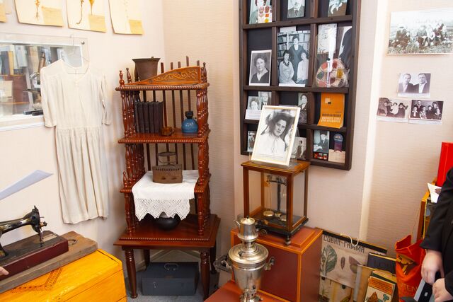 В алтайском вузе открылась выставка, отражающая образ женщины XX века - Вечерний Барнаул, 09.03.2026