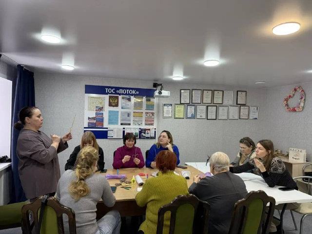 Жительницы Барнаула научились создавать изделия из бумажной лозы - Вечерний Барнаул, 13.03.2026