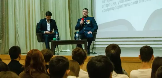 Участник программы «Алтай — земля Героев» встретился с барнаульскими школьниками в рамках Всероссийского проекта «Диалоги с Героями» - Вечерний Барнаул, 17.03.2026