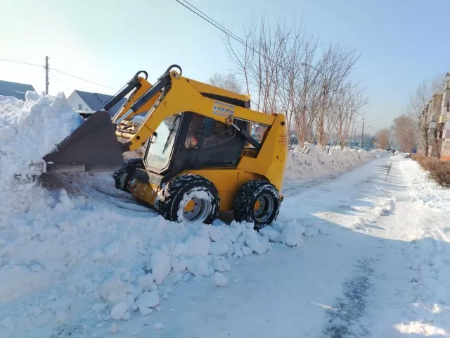 140 рабочих и почти 100 единиц техники очищают дороги Барнаула от снега - Вечерний Барнаул, 17.03.2026