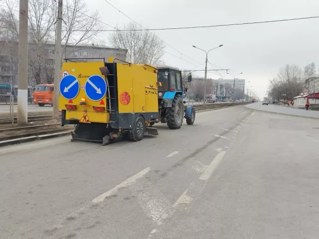 Пыль, смёт и другие посторонние предметы удаляют в Барнауле с помощью вакуумной уборочной машины - Вечерний Барнаул, 06.04.2026