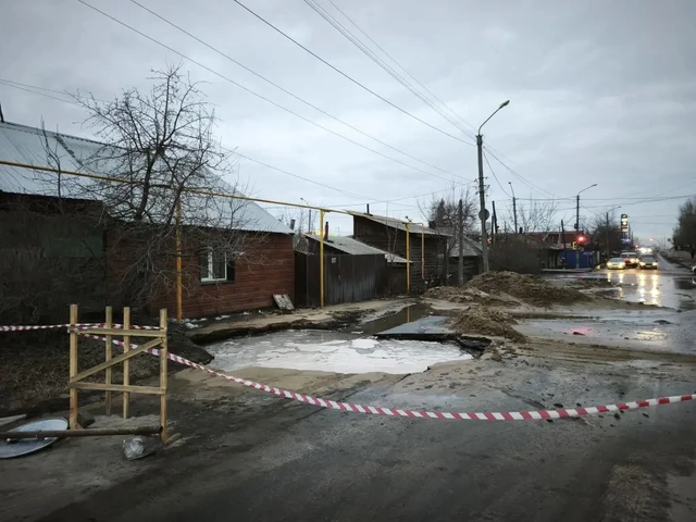 Участок переулка Ядринцева перекрыли в Барнауле для устранения коммунальной аварии - Вечерний Барнаул, 07.04.2026
