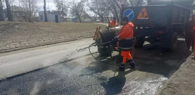 Сезонный ремонт дорог с использованием горячего асфальта начался в Барнауле - Вечерний Барнаул, 12.04.2026