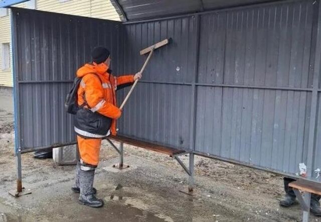 Остановки и дорожные ограждения приводят в порядок на территории Барнаула - Вечерний Барнаул, 14.04.2026