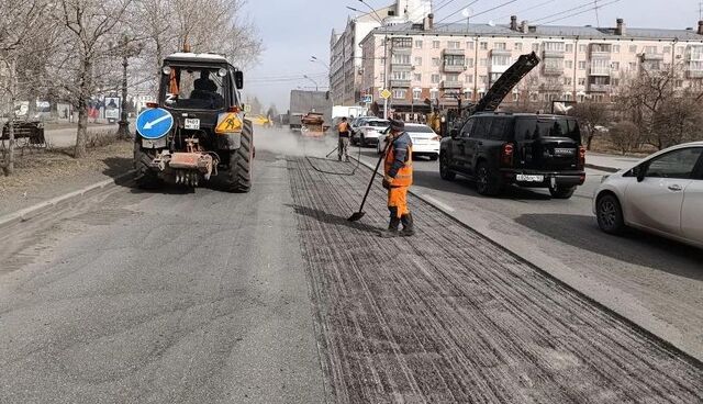 Текущий ремонт дорог горячим асфальтобетоном продолжается в Барнауле - Вечерний Барнаул, 22.04.2026