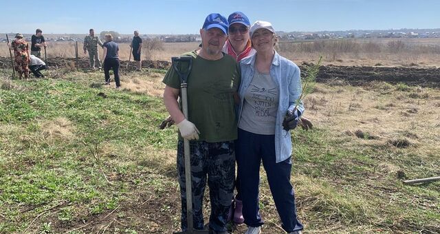 Жители села Гоньба в рамках международной акции «Сад памяти» высадили в пригороде Барнаула аллею - Вечерний Барнаул, 29.04.2026