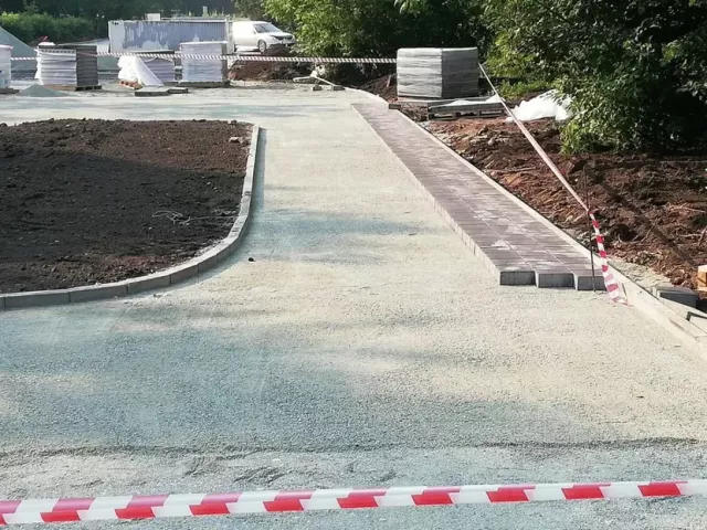 Тротуарную плитку начали укладывать на аллее имени А. И. Чепурко в барнаульском посёлке Южный Тротуарную плитку начали укладывать на аллее имени А. И. Чепурко в барнаульском посёлке Южный - Вечерний Барнаул, 18.06.2026