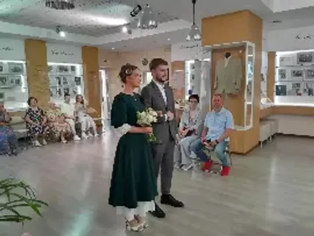 Семья из Алтайского края зарегистрировала свой брак в музее Роберта Рождественского накануне его дня рождения Семья из Алтайского края зарегистрировала свой брак в музее Роберта Рождественского накануне его дня рождения - Вечерний Барнаул, 21.06.2026