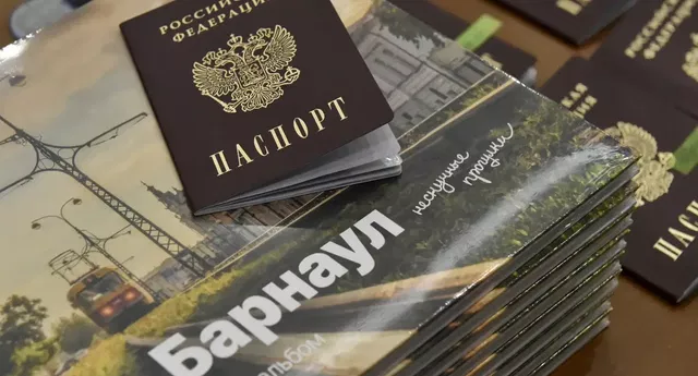 Глава Барнаула вручил первые паспорта юным горожанам - Вечерний Барнаул, 08.07.2026