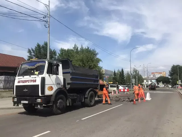 Дороги и тротуары продолжают ремонтировать на территории Барнаула - Вечерний Барнаул, 14.07.2026