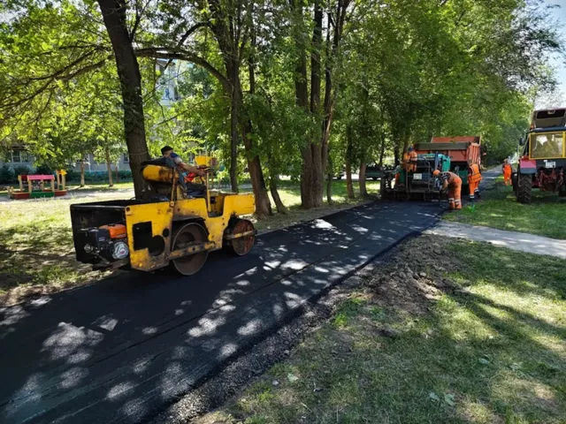 В Барнауле продолжают ремонтировать дороги и тротуары В Барнауле продолжают ремонтировать дороги и тротуары - Вечерний Барнаул, 18.07.2026