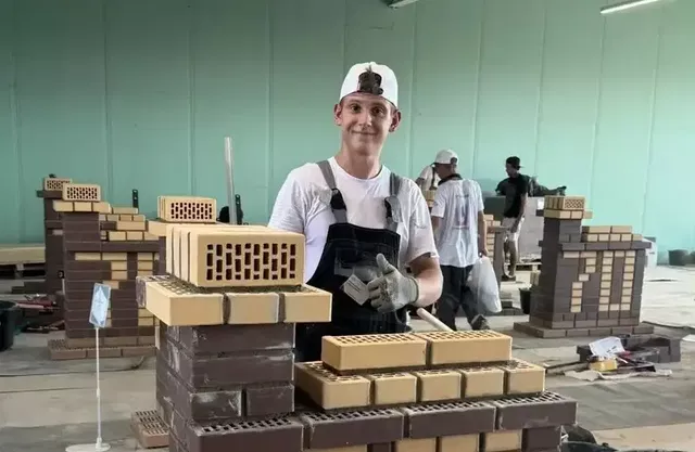 Не кладка, а искусство: молодой каменщик из Барнаула взял серебро на всероссийском конкурсе профмастерства Не кладка, а искусство: молодой каменщик из Барнаула взял серебро на всероссийском конкурсе профмастерства - Вечерний Барнаул, 04.09.2026