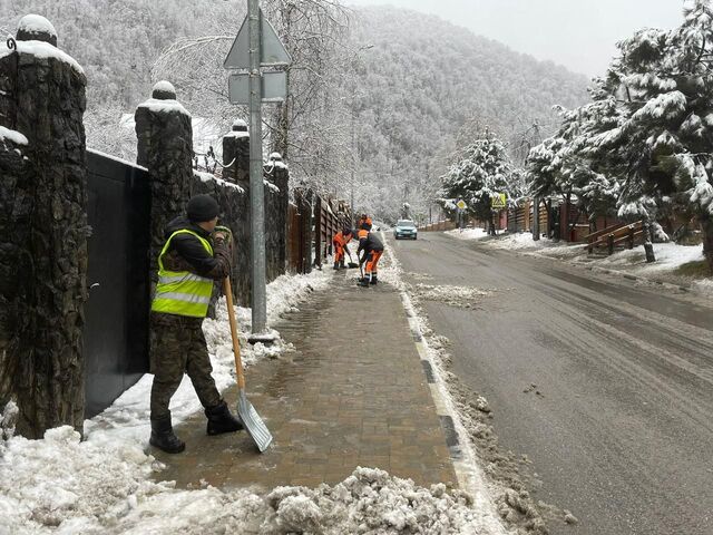 Дорожники использовали 275 тонн средств для борьбы со снегом в горах Сочи - Sochi24.tv – сочинский городской интернет-портал, 05.02.2025