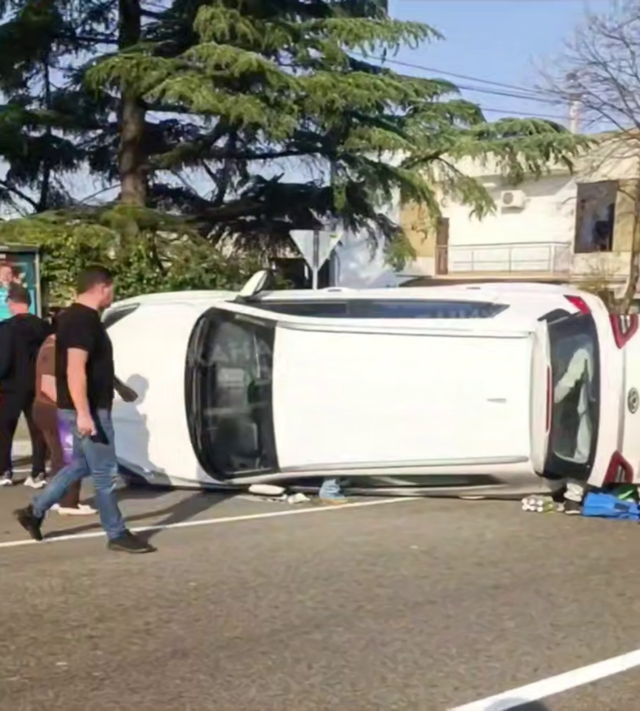 ДТП на Виноградной: в Сочи автомобиль перевернулся и перекрыл дорогу - Sochi24.tv – сочинский городской интернет-портал, 08.11.2025