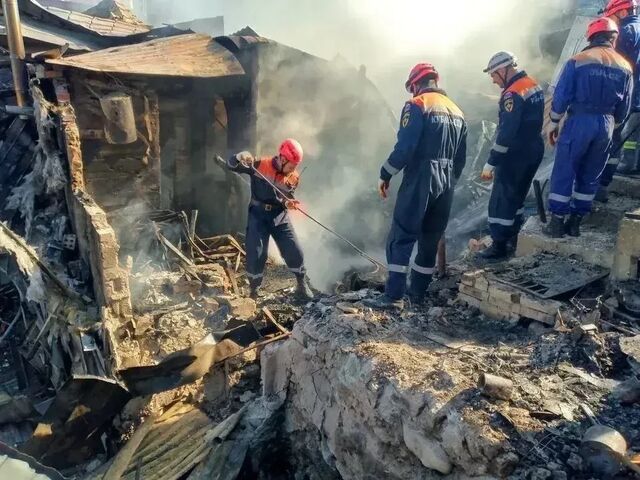 Спасатели Сочи продолжают разбор завалов дома после атаки БПЛА на Туапсе — фото Спасатели Сочи продолжают разбор завалов дома после атаки БПЛА на Туапсе — фото - Sochi24.tv – сочинский городской интернет-портал, 16.04.2026