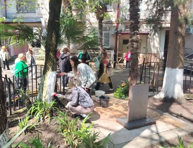 В преддверии 81-й годовщины Победы сочинцы отмыли и покрасили обелиск у дома на Воровского - Sochi24.tv – сочинский городской интернет-портал, 22.04.2026