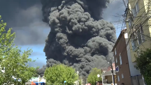 Последствия атаки БПЛА в Туапсе: пожар взяли под контролем, эвакуировали жителей и закрыли школы - Sochi24.tv – сочинский городской интернет-портал, 29.04.2026