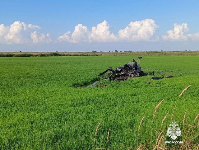 На Кубани опубликовали кадры с места крушения вертолёта Ми-2, в котором погиб пилот - Sochi24.tv – сочинский городской интернет-портал, 25.06.2026