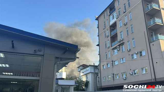 39 сотрудников МЧС и 14 единиц техники: в Сочи продолжают тушить пожар на улице Роз - Sochi24.tv – сочинский городской интернет-портал, 19.10.2026