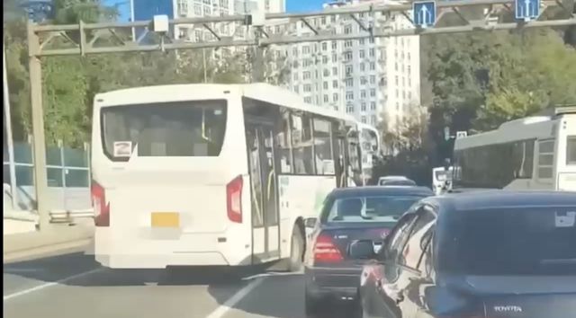 Опасный манёвр на встречной полосе: в Сочи водителя автобуса наказали за нарушение ПДД - Sochi24.tv – сочинский городской интернет-портал, 23.10.2026