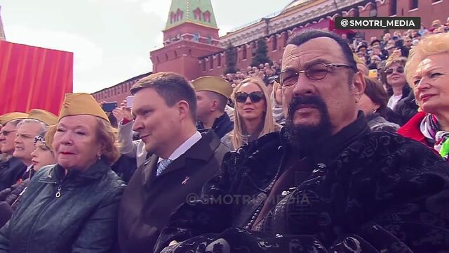 Стивен Сигал и Эмир Кустурица на трибунах Парада Победы в Москве - Пруфы.рф , 09.05.2025