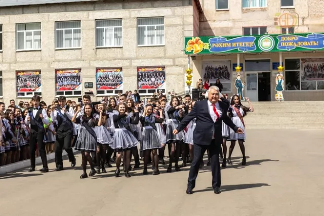 Пустился в пляс: В Башкирии директор гимназии разорвал танцпол вместе с выпускниками - Пруфы.рф , 31.05.2025