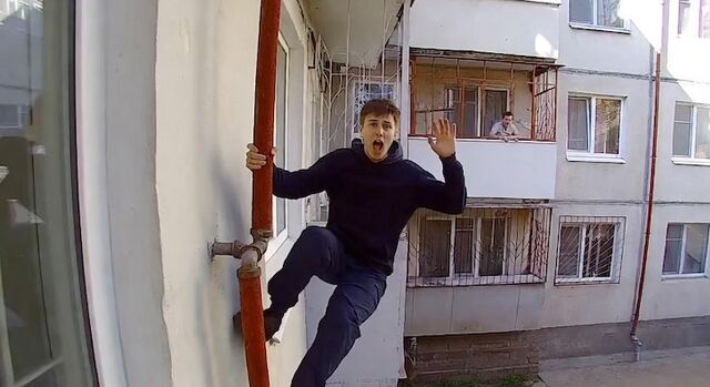 В Уфе "Человек-паук" испугался женщины и спрыгнул со стены дома - Пруфы.рф , 23.03.2026